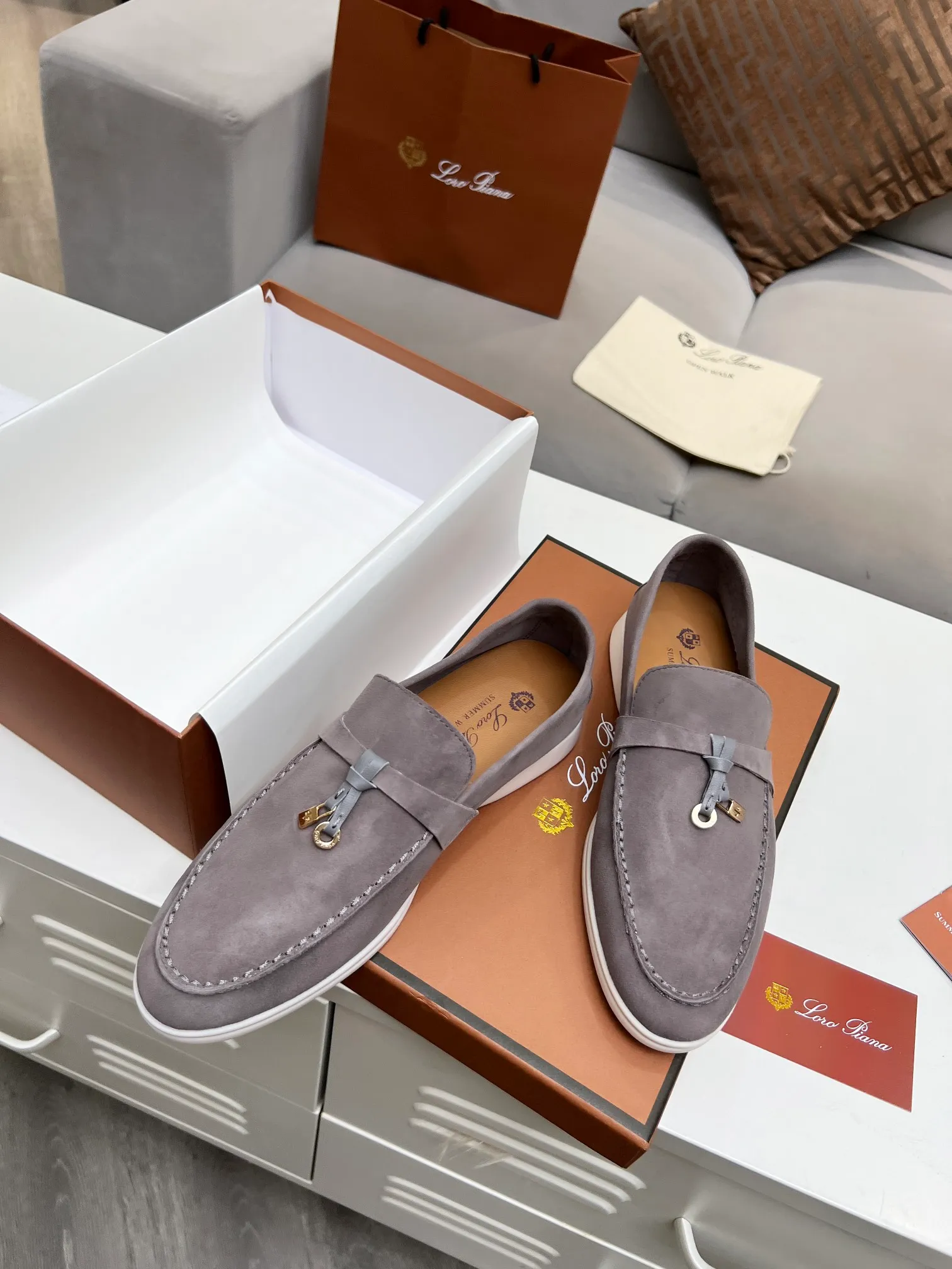 👟👟Ex-factory price 480👟👟 【Loro Piana】Italian top cashmere is fashionable and classic, and the leather is also practical and still of the highest quality on the Internet. Developed from the original board, the upper is made of Yangjing silk and is smooth. Leather lining, wear-resistant high-elastic beef tendon bottom. Size: 35-42, (men’s +10)